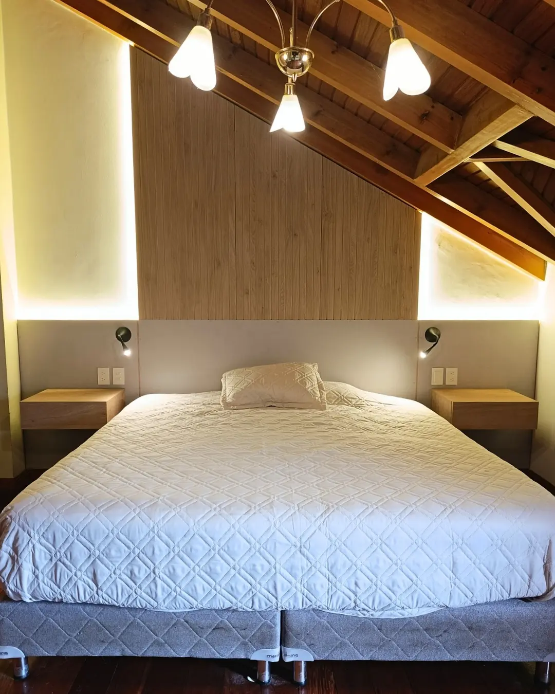 Respaldo de cama y mesitas de luz Roble Kendal Natural